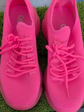 🩷 Guess Bright Pink Sneakers 🤩